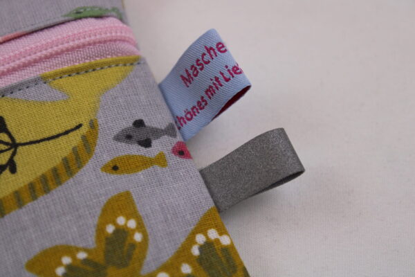 Kinder-BRUSTBEUTEL "Bunte Walfische" mit Reißverschluss und Reflektorfähnchen; Brusttasche, Geldbörse, Geldbeutel