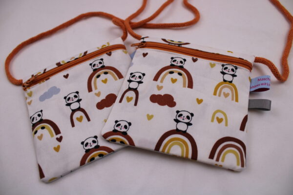 Kinder-BRUSTBEUTEL "Panda auf Regenbogen" mit Reißverschluss und Reflektorfähnchen; Brusttasche, Geldbörse, Geldbeutel