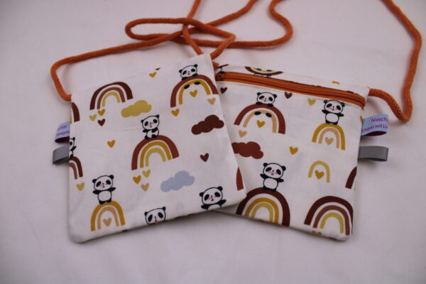 Kinder-BRUSTBEUTEL "Panda auf Regenbogen" mit Reißverschluss und Reflektorfähnchen; Brusttasche, Geldbörse, Geldbeutel