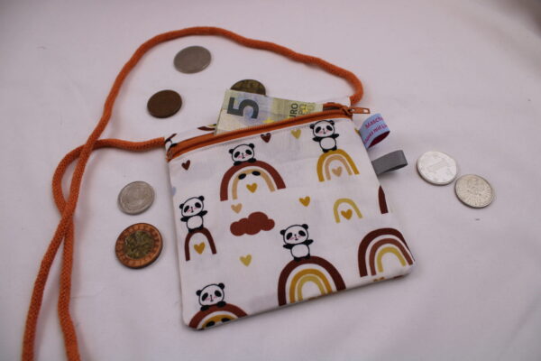 Kinder-BRUSTBEUTEL "Panda auf Regenbogen" mit Reißverschluss und Reflektorfähnchen; Brusttasche, Geldbörse, Geldbeutel