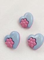 Blauer herzförmiger Kinderknopf mit rosa Blüte, 1,5 cm, 5 Stück im Set