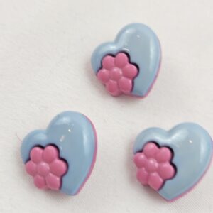 Blauer herzförmiger Kinderknopf mit rosa Blüte, 1,5 cm, 5 Stück im Set