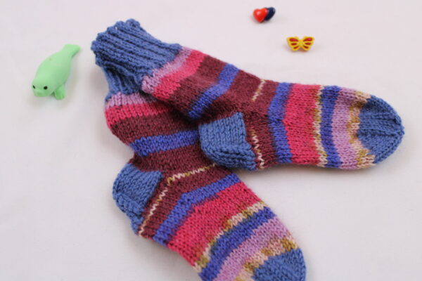 Gr. 18/19 - Baby-Wollsocken handgestrickt, blau- und rottöne