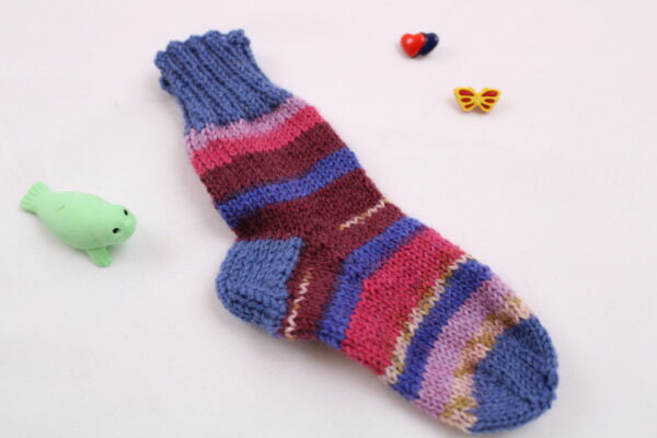 Gr. 18/19 - Baby-Wollsocken handgestrickt, Blau- und Rottöne