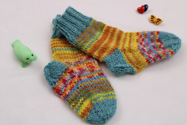 Gr. 16/17 - Baby-Wollsocken handgestrickt, gelb/orange/aqua