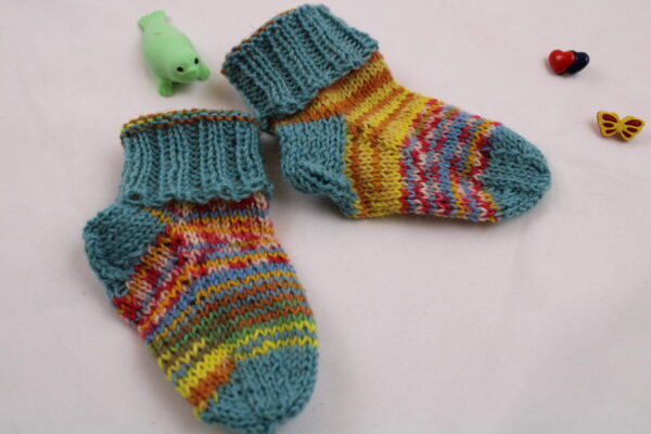 Gr. 16/17 - Baby-Wollsocken handgestrickt, gelb/orange/aqua