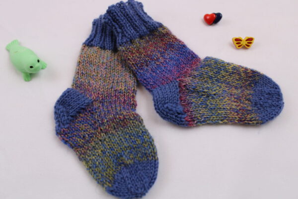 Gr. 16/17 - Baby-Wollsocken handgestrickt, jeansblau mit Farbverlauf