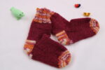 Gr. 16/17 - Baby-Wollsocken handgestrickt, Grundfarbe bordeauxrot