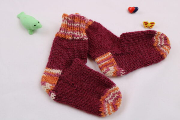 Gr. 16/17 - Baby-Wollsocken handgestrickt, Grundfarbe bordeauxrot
