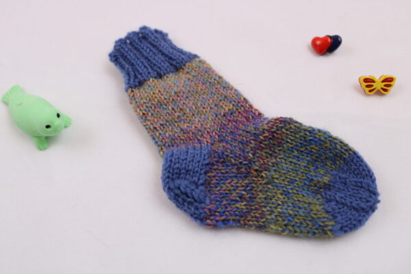 Gr. 16/17 - Baby-Wollsocken handgestrickt, jeansblau mit Farbverlauf