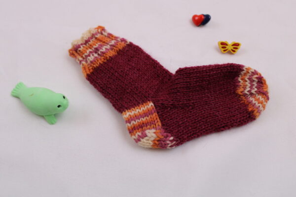 Gr. 16/17 - Baby-Wollsocken handgestrickt, bordeauxrot/orange/weiß