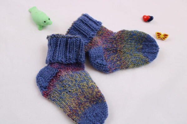 Gr. 16/17 - Baby-Wollsocken handgestrickt, jeansblau mit Farbverlauf