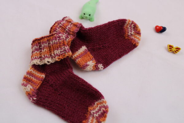Gr. 16/17 - Baby-Wollsocken handgestrickt, bordeauxrot/orange/weiß