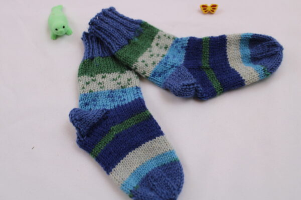 Gr. 18/19 - Baby-Wollsocken handgestrickt, blau/grün/weiß