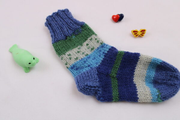 Gr. 18/19 - Baby-Wollsocken handgestrickt, blau/grün/weiß