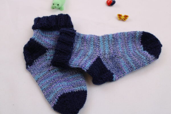Gr. 18/19 - Baby-Wollsocken handgestrickt, Blautöne Farbverlauf