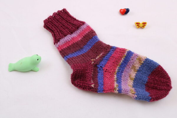 Gr. 20/21 - Baby-Wollsocken handgestrickt, Blau- und Rottöne