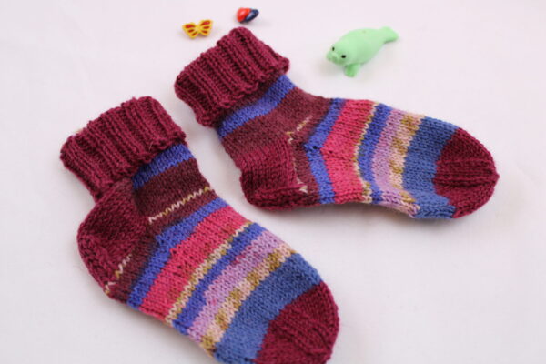 Gr. 20/21 - Baby-Wollsocken handgestrickt, Blau- und Rottöne