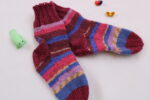 Gr. 20/21 - Baby-Wollsocken handgestrickt, Blau- und Rottöne