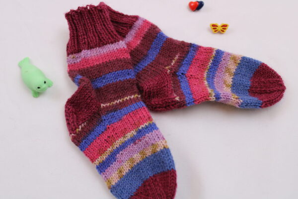 Gr. 20/21 - Baby-Wollsocken handgestrickt, Blau- und Rottöne