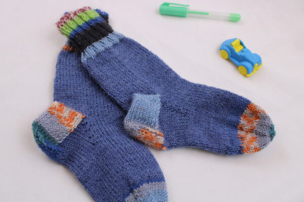 Gr. 24/25 - Kinder-Wollsocken handgestrickt, jeansblau/bunt