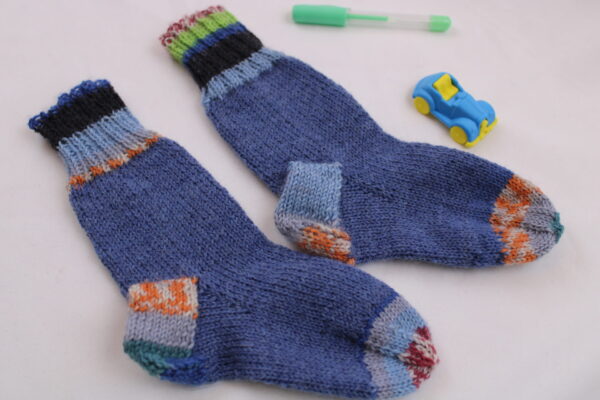 Gr. 24/25 - Kinder-Wollsocken handgestrickt, jeansblau/bunt