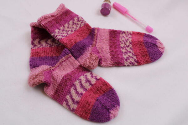 Gr. 24/25 - Kinder-Wollsocken handgestrickt, rosa-lila mit Rollbündchen