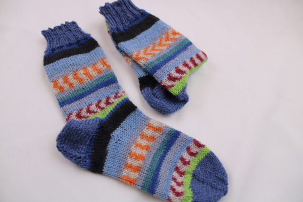 Gr. 26/27 - Kinder-Wollsocken handgestrickt, Blautöne/bunt – Bild 2