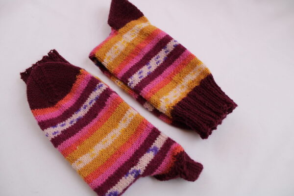 Gr. 34/35 - Kinder-Wollsocken handgestrickt, Rot- und Gelbtöne