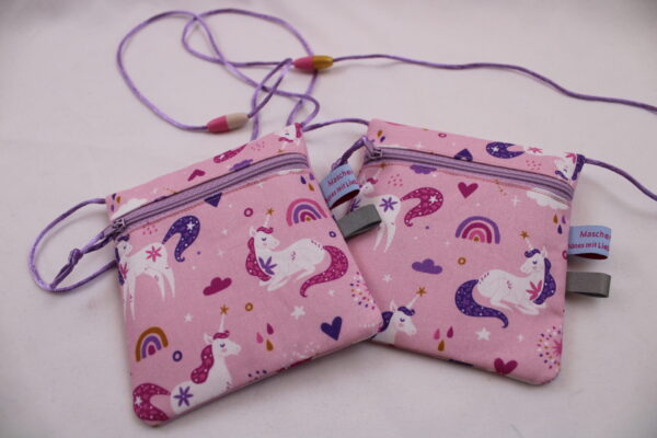 Kleiner Kinder-BRUSTBEUTEL "Einhörner lila-pink" mit Sicherheitsverschluss und Reflektorfähnchen; Brusttasche, Geldbörse, Geldbeutel