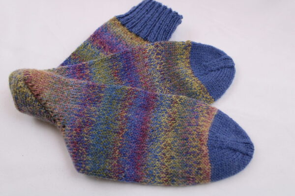 Gr. 36/37 - Wollsocken handgestrickt, blau mit buntem Farbverlauf