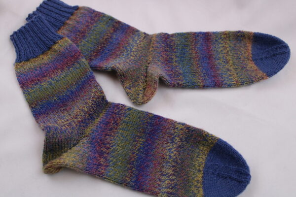 Gr. 36/37 - Wollsocken handgestrickt, blau mit buntem Farbverlauf