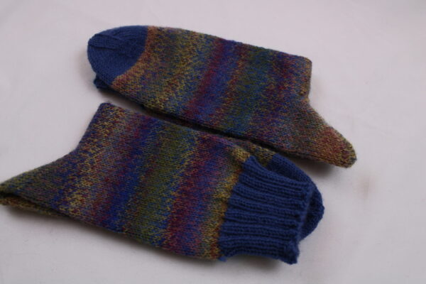 Gr. 36/37 - Wollsocken handgestrickt, blau mit buntem Farbverlauf