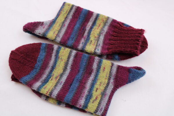 Gr. 36/37 - Wollsocken handgestrickt, gestreift, rot/gelb/grau/petrol