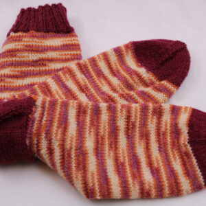 Gr. 37/38 - Wollsocken handgestrickt, Rottöne/creme