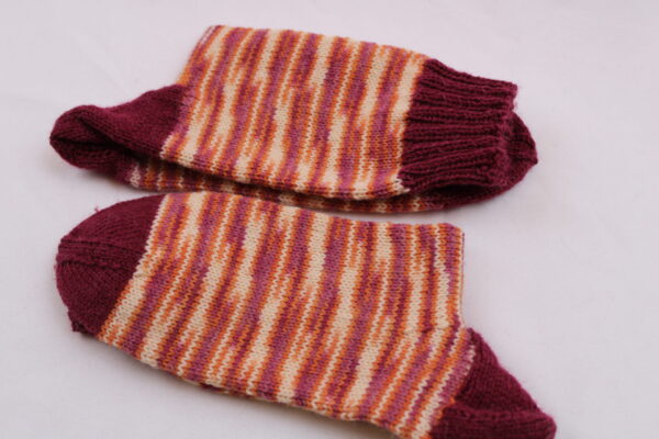 Gr. 37/38 - Wollsocken handgestrickt, Rottöne/creme