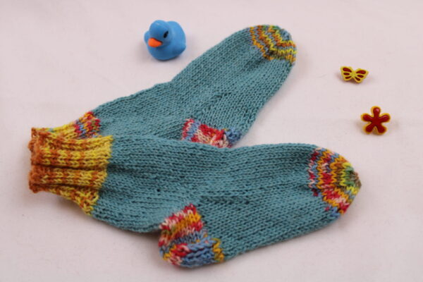 Gr. 18/19 - Baby-Wollsocken handgestrickt, aqua mit bunten Bündchen