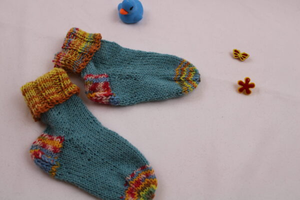Gr. 18/19 - Baby-Wollsocken handgestrickt, aqua mit bunten Bündchen