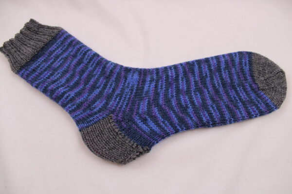 Gr. 41/42 - Wollsocken handgestrickt, blau-lila-anthrazit – Bild 3