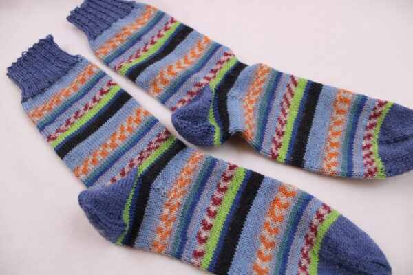 Gr. 42/43 - Wollsocken handgestrickt, bunt geringelt mit Jacquardmuster