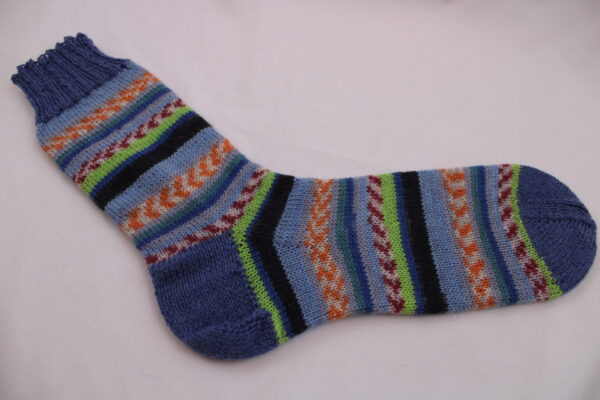 Gr. 42/43 - Wollsocken handgestrickt, bunt geringelt mit Jacquardmuster