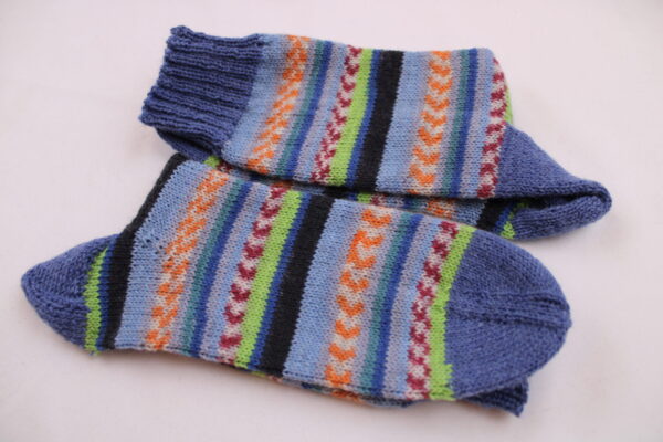 Gr. 42/43 - Wollsocken handgestrickt, bunt geringelt mit Jacquardmuster
