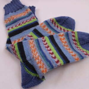Gr. 42/43 - Wollsocken handgestrickt, bunt geringelt mit Jacquardmuster
