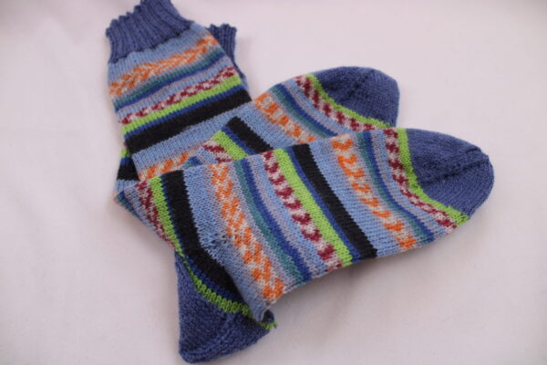 Gr. 42/43 - Wollsocken handgestrickt, bunt geringelt mit Jacquardmuster