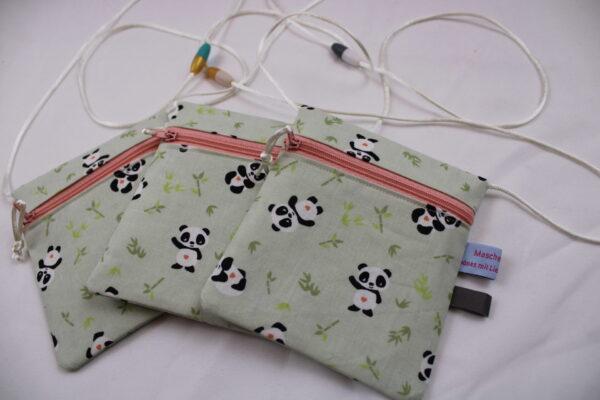 Kleiner Kinder-BRUSTBEUTEL "Kleiner Panda" mit Sicherheitsverschluss und Reflektorfähnchen; Brusttasche, Geldbörse, Geldbeutel – Bild 3