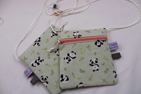 Kleiner Kinder-BRUSTBEUTEL "Kleiner Panda" mit Sicherheitsverschluss und Reflektorfähnchen; Brusttasche, Geldbörse, Geldbeutel