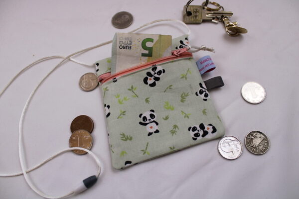 Kleiner Kinder-BRUSTBEUTEL "Kleiner Panda" mit Sicherheitsverschluss und Reflektorfähnchen; Brusttasche, Geldbörse, Geldbeutel – Bild 2