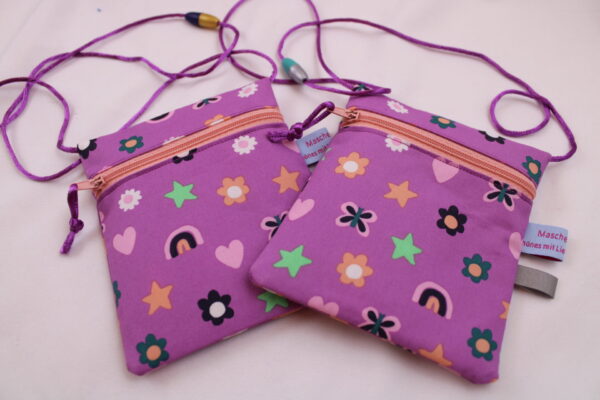 Kleiner Kinder-BRUSTBEUTEL "LOVE pink" mit Sicherheitsverschluss und Reflektorfähnchen; Brusttasche, Geldbörse, Geldbeutel