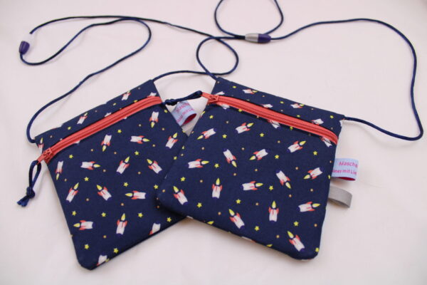 Kleiner Kinder-BRUSTBEUTEL "Mini-Raketen navy" mit Sicherheitsverschluss und Reflektorfähnchen; Brusttasche, Geldbörse, Geldbeutel
