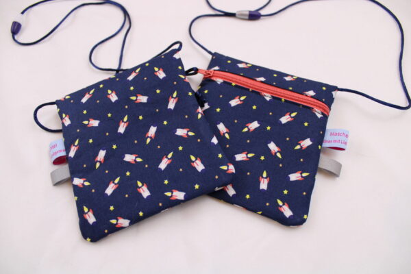 Kleiner Kinder-BRUSTBEUTEL "Mini-Raketen navy" mit Sicherheitsverschluss und Reflektorfähnchen; Brusttasche, Geldbörse, Geldbeutel